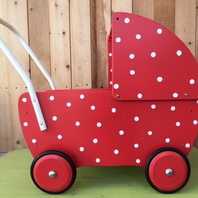 trolleybus Motivatie helder Houten poppenwagen rood met witte stippen, een mooi speelgoedcadeau