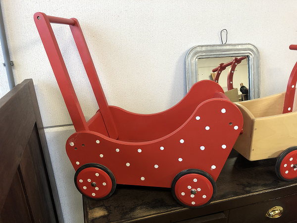 trolleybus Motivatie helder Houten poppenwagen rood met witte stippen, een mooi speelgoedcadeau